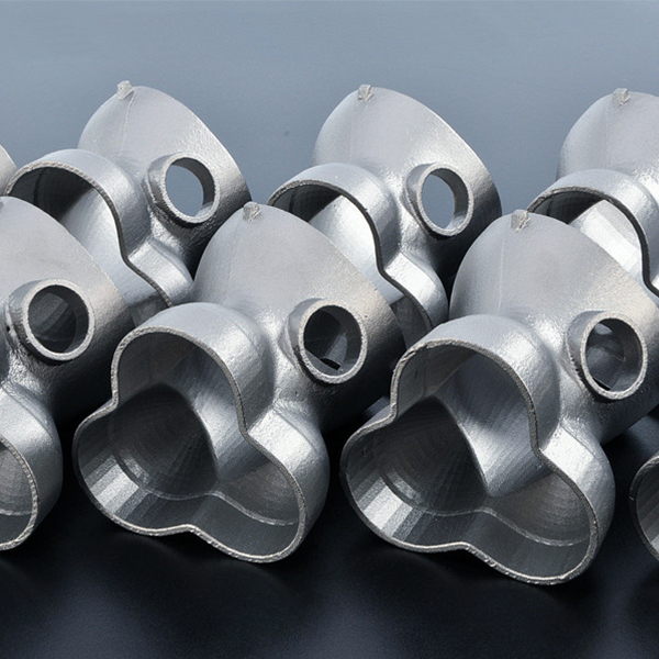 Une collection de raccords de tuyauterie m&eacute;talliques argent&eacute;s brillants avec des jonctions &agrave; trois voies, dispos&eacute;s &eacute;troitement ensemble sur une surface noire r&eacute;fl&eacute;chissante. Chaque raccord pr&eacute;sente des bords lisses et arrondis et des ouvertures circulaires aux extr&eacute;mit&eacute;s, illustrant la pr&eacute;cision des entreprises de fabrication OEM et ODM en Chine