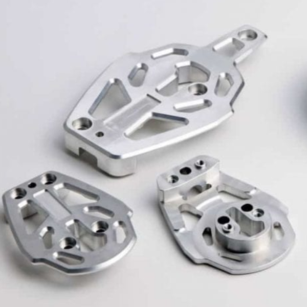 Tour CNC ou fraiseuse CNC : quel processus d'usinage convient le mieux à votre pièce ?