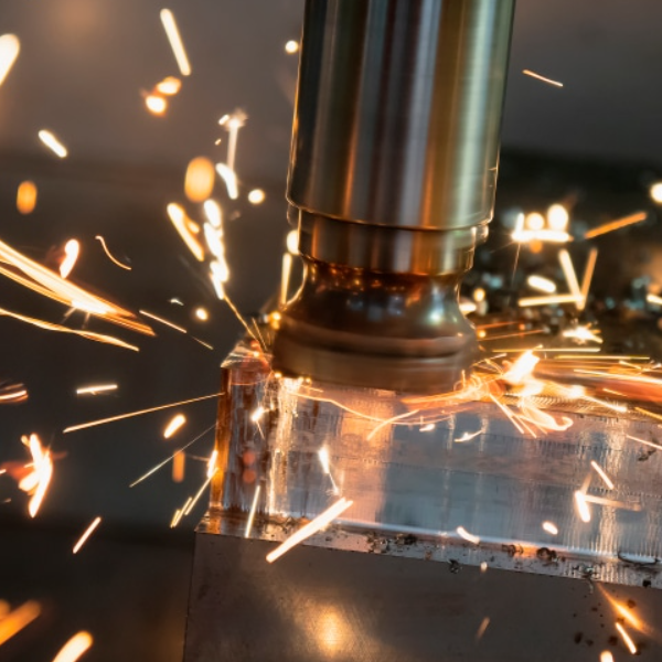 Du prototype à la production : solutions de pièces personnalisées de bout en bout avec fraisage et tournage CNC